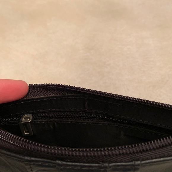 guess // wristlet - Picture 8 of 8